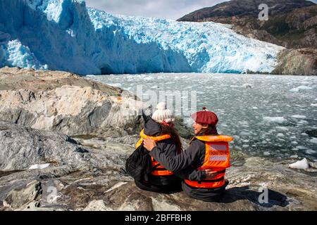 Touristen von Skorpios III fahren am El Brujo Gletscher am Rand des Sarmiento Kanals im Bernardo O'Higgins Nationalpark in Patagonien Chile Fjorde Stockfoto