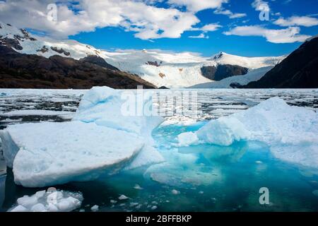 Gletscher Fernando in Fjord Calvo am Rande des Sarmiento-Kanals im Nationalpark Bernardo O'Higgins in Patagonien Chile Fjorde in der Nähe von Puerto Natales Stockfoto