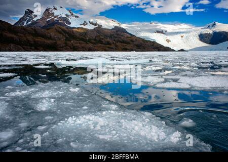 Gletscher Fernando in Fjord Calvo am Rande des Sarmiento-Kanals im Nationalpark Bernardo O'Higgins in Patagonien Chile Fjorde in der Nähe von Puerto Natales Stockfoto