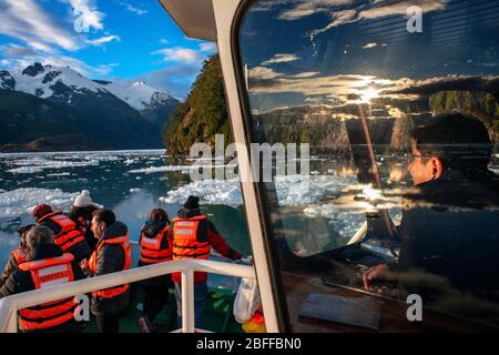 Touristen im Capitan Constantino Eisbrecher Kreuzfahrt in Fjord Calvo am Rande des Sarmiento-Kanal im Bernardo O'Higgins Nationalpark in Patagonien Stockfoto