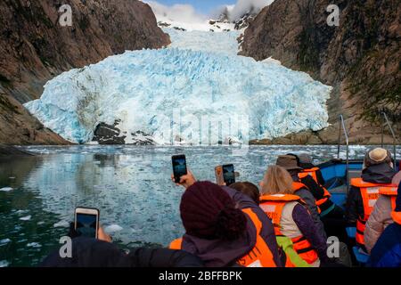 Touristen von Skorpios III Kreuzfahrt am Alsina Gletscher am Rande des Sarmiento-Kanal im Bernardo O'Higgins Nationalpark in Patagonien Chile Fjorde n Stockfoto