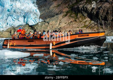 Touristen von Skorpios III Kreuzfahrt am Alsina Gletscher am Rande des Sarmiento-Kanal im Bernardo O'Higgins Nationalpark in Patagonien Chile Fjorde n Stockfoto