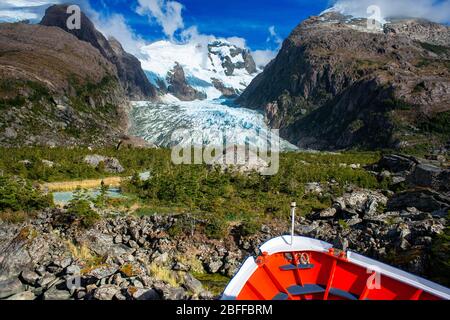 Skorpios III Kreuzfahrt am Bernal Gletscher im Las montanas Fjord am Rand des Sarmiento Kanals im Bernardo O'Higgins Nationalpark in Patagonien Stockfoto