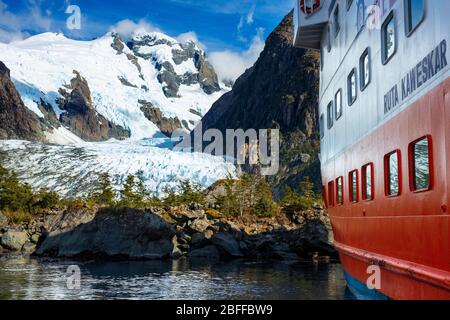 Skorpios III Kreuzfahrt am Bernal Gletscher im Las montanas Fjord am Rand des Sarmiento Kanals im Bernardo O'Higgins Nationalpark in Patagonien Stockfoto