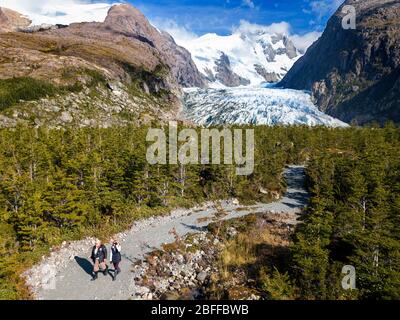 Luftaufnahme des Bernal Gletschers im Las montanas Fjord am Rand des Sarmiento Kanals im Bernardo O'Higgins Nationalpark in Patagonien Chile fj Stockfoto