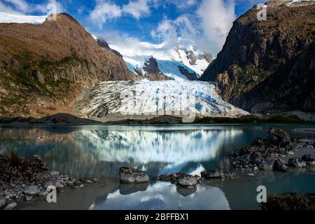 Bernal Gletscher im Las montanas Fjord am Rand des Sarmiento Kanals im Bernardo O'Higgins Nationalpark in Patagonien Chile Fjorde in der Nähe von Puert Stockfoto