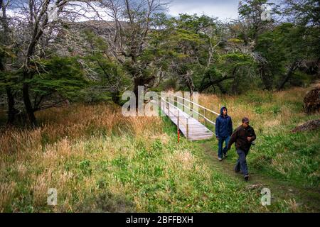 Wanderung in Cueva del Milodon Natural Monument, Puerto Natales, Ultima Esperanza Province, Patagonien, Chile. Weg oder Weg zwischen kleiner Höhle und Medium ca. Stockfoto