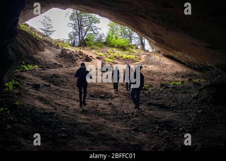 Medium Mylodon Cave oder Cueva del Milodon Natural Monument eine führende Attraktion in der Region Natales, Patagonien, im Süden Stockfoto