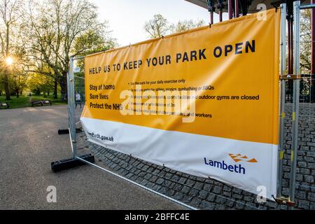 Ein Schild am Musikpavillon auf Clapham Common, das die Menschen während der Coronavirus-Pandemie von 2020 auffordert, vernünftig zu sein Stockfoto