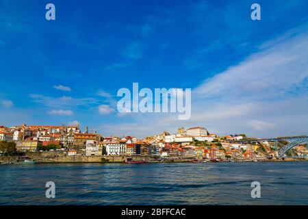 Porto, Portugal, Riberia Altstadt Stadtbild mit bunten Häusern, Dom Luis Brücke, gesehen vom Douro Fluss Stockfoto