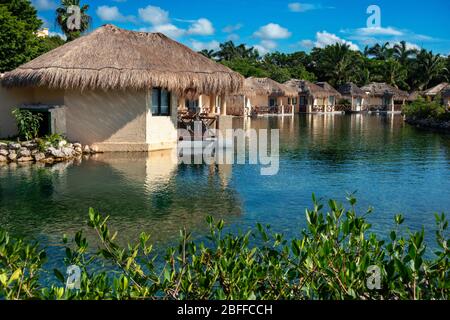 Überwasser-Suiten des Grand Palladium White Sand Resort and Spa in Riviera Maya, Yucatan Peninsula, Quintana Roo, Karibikküste, Mexiko Stockfoto