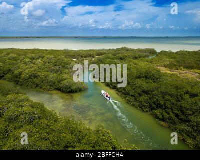 Luftaufnahme des Punta Allen Sian Ka'an Reservats, Yucatan Halbinsel, Mexiko. Bootsausflug in die Mangroven in der Sprache der Maya-Völker, die auf Stockfoto