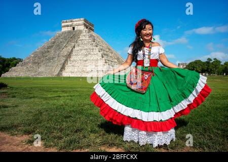 El Castillo, die Pyramide von Kukulkán, ist das beliebteste Gebäude in der UNESCO Maya-Ruine von Chichen Itza Archäologische Stätte Yucatan Halbinsel, Qui Stockfoto