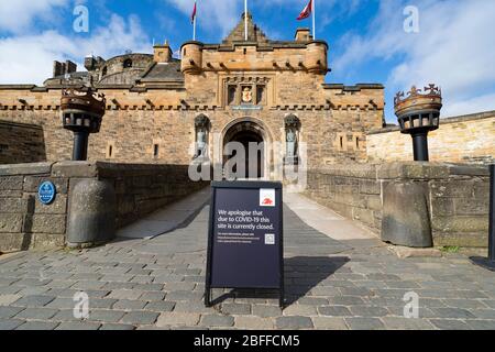 Edinburgh, Schottland, Großbritannien. 18. April 2020. Blick auf leere Straßen und die Öffentlichkeit an einem weiteren Samstag während der Sperrung des Coronavirus in Edinburgh. Edinburgh Castle ist während der Pandemie geschlossen. Iain Masterton/Alamy Live News Stockfoto