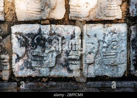 Ein Schnitzwerk eines Schädels schmücken ein Gebäude in der Maya-Stadt Chichen Itza Archäologische Stätte in Yucatan Halbinsel, Quintana Roo, Karibik Küste, ME Stockfoto