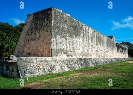 Der große Ball Court in den Maya-Ruinen von Chichen Itza Archäologische Stätte Yucatan Halbinsel, Quintana Roo, Karibische Küste, Mexiko Stockfoto