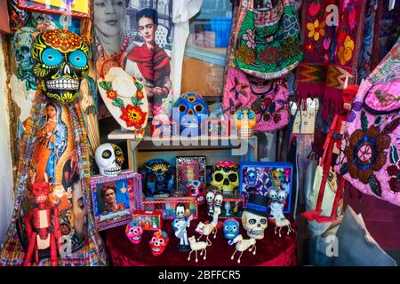 Bunte mexikanische Keramik Totenköpfe oder calaveras und Frida Kahlo Souvenirs in Playa del Carmen, Riviera Maya, Quintana Roo, Mexiko Stockfoto