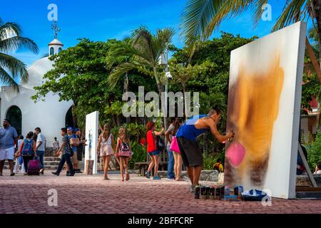 Weiße mexikanische Kirche und Straßenkunst an der 5th Avenue, Playa del Carmen, Caribe, Quintana Roo State, Maya Riviera, Yucatan Halbinsel, Mexiko Stockfoto