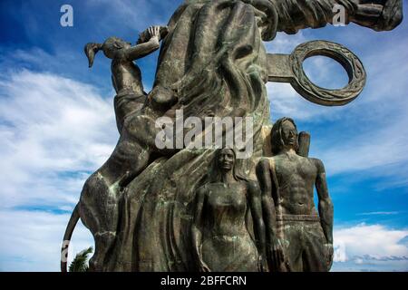 Portal Maya Skulptur Maya Gateway im Parque Fundadores von Bildhauer Jose Arturo Tavares in Playa del Carmen, Riviera Maya, Quintana Roo, Mex Stockfoto