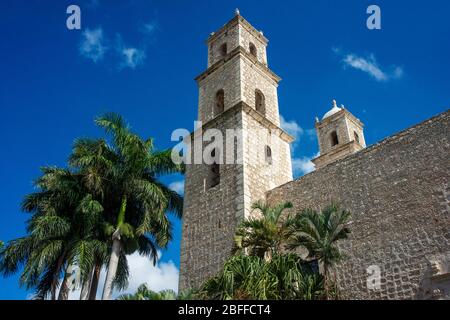 Der Bischofspalast oder Halbinsel Athenaeum und die Kathedrale San Ildefonso in Mérida, der Hauptstadt und größten Stadt im Yucatan-Staat und Yucatán PE Stockfoto