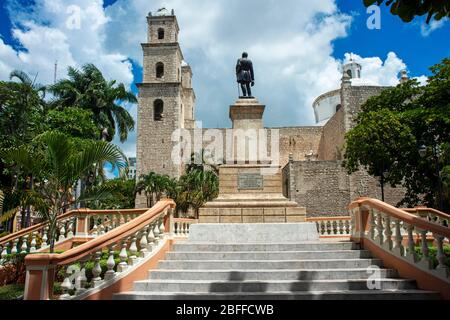 Der Parque Hidalgo und Statue von Manuel Cepeda Peraza und die Kathedrale San Ildefonso in Mérida, der Hauptstadt und größten Stadt im Yucatan Staat und Stockfoto