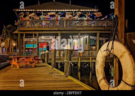 Abends speisen die Leute im Shaggy’s Seafood Restaurant, 27. Juni 2013, in Pass Christian, Mississippi. Stockfoto