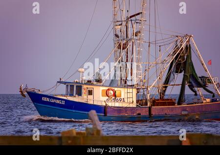 Ein Garnelenboot fährt bei Sonnenuntergang, 27. Juni 2013, in Pass Christian, Mississippi nach Hause. Stockfoto