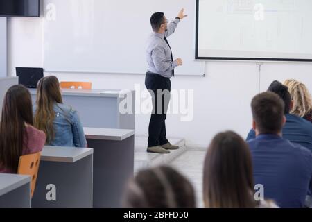 Männliche Professor hält Vortrag zu multi-ethnische Gruppe von Studenten. Intelligente junge Menschen studieren an der Universität. Stockfoto