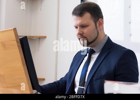 Männliche Professor hält Vortrag zu multi-ethnische Gruppe von Studenten. Intelligente junge Menschen studieren an der Universität. Stockfoto