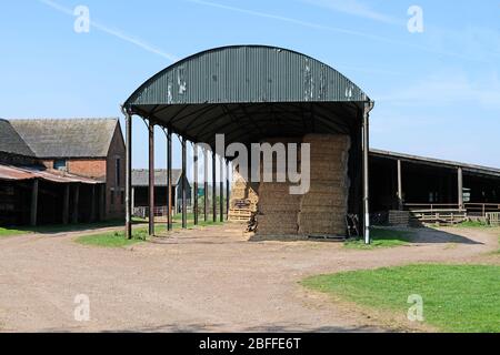 Heuballen unter einer offenen Scheune Stockfoto