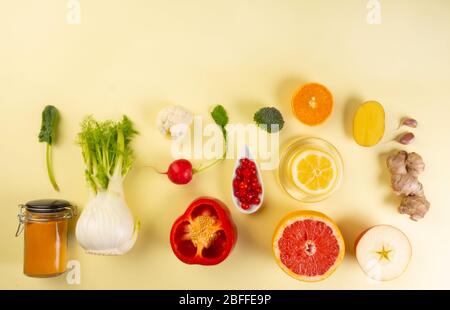 Inhaltsstoffe zur Erhöhung der Immunität, Auswahl von Gesundheitsnahrungsmitteln für kaltes Heilmittel, Lebensmittel mit hohem Gehalt an Antioxidantien, Mineralien, Vitaminen, kreativ gebügelt Stockfoto