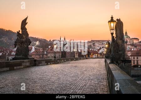 Statuen auf der leeren Karlsbrücke bei Sonnenuntergang, Prag Stockfoto