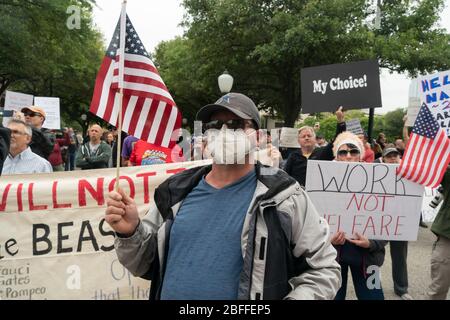 Wesley Weaver von Dallas hört Austin, TX USA 18. April 2020: Einige hundert Texaner zeigen in einer von InfoWars inspirierten Kundgebung im Texas Capitol, wo Gründer Alex Jones die Menge mit rechter Rhetorik ermutigt. Gov. Greg Abbott kündigte am Freitag die lockeren Beschränkungen für Geschäfte ab nächster Woche an. Kredit: Bob Daemmrich/Alamy Live News Stockfoto