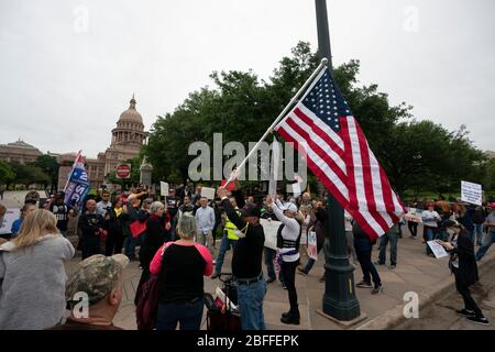 Austin, TX USA 18. April 2020: Einige hundert Texaner zeigen in einer von InfoWars inspirierten Kundgebung im Texas Capitol soziale Distanzierungsrichtlinien, bei der Gründer Alex Jones die Menge mit rechter Rhetorik ermutigt. Gov. Greg Abbott kündigte am Freitag die lockeren Beschränkungen für Geschäfte ab nächster Woche an. Kredit: Bob Daemmrich/Alamy Live News Stockfoto