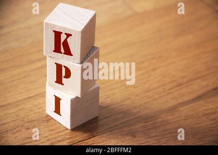 KPI Word in Holzblöcken geschrieben. Key Performance Indicator Business Evaluation Concept Stockfoto