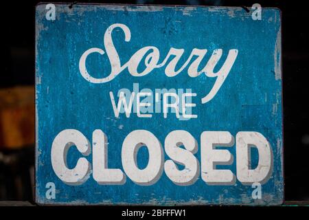 Leider sind wir in einem Schaufenster mit einem Schild geschlossen, das freundlich und geschäftsmäßig aussieht Stockfoto