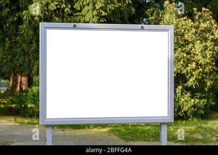 Leere Werbefläche auf einem Schild in einem Park an sonnigen Tag Stockfoto
