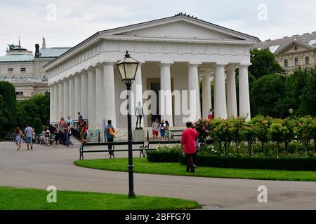 Wien, Österreich. Der Theseus-Tempel ist ein klassisches Gebäude im Volksgarten im Wiener 1. Bezirk Stockfoto