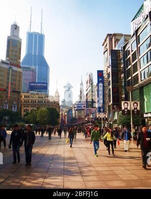 Die geschäftige Einkaufsstraße East Nanjing Road. Stockfoto
