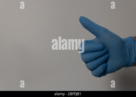 Handschutz mit Handschuhen sind Daumen nach oben und weißer Hintergrund Stockfoto