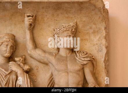 Altar. Entlastung. 42-43 N. CHR. Kaiserliche Familie. Julio-Claudian. Relief Kaiser Augustus als Mars. Ravenna. Italien Stockfoto