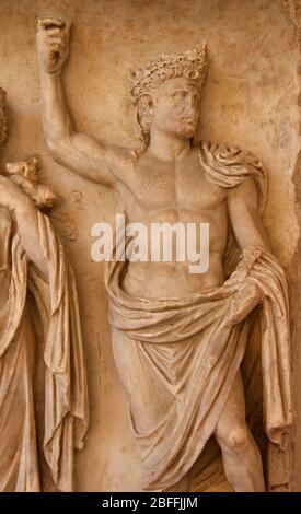 Altar. Entlastung. 42-43 N. CHR. Kaiserliche Familie. Julio-Claudian. Relief Kaiser Augustus als Mars. Ravenna. Italien Stockfoto