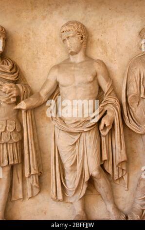 Monumentaler Altar. 42-43 N. CHR. Kaiserliche Familie, Julio-Claudian. Relief des Germanicus. Ravenna. Italien Stockfoto