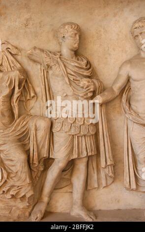 Monumentaler Altar. 42-43 N. CHR. Marmor. Kaiserliche Familie, Julio-Claudian. Relief von Drusus von Elder. Nationalmuseum von Ravenna. Italien Stockfoto