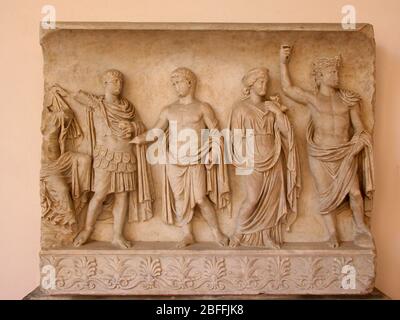 Monumentaler Altar. 42-43 N. CHR. Kaiserliche Familie, Julio-Claudian. August, Livia, Germanicus, Drusus von Elder. Sitzend, Antonina. Ravenna. Italien Stockfoto