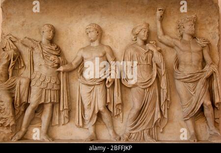 Monumentaler Altar. 42-43 N. CHR. Kaiserliche Familie, Julio-Claudian. August, Livia, Germanicus, Drusus von Elder. Sitzend, Antonina. Ravenna. Italien Stockfoto