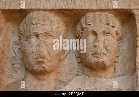 Römische Stele mit Beerdigung. CE. Zentrale Zone. Büsten: Quinto Decimio Dacico und Mocazia Gioconda. Ravenna. Italien. Stockfoto