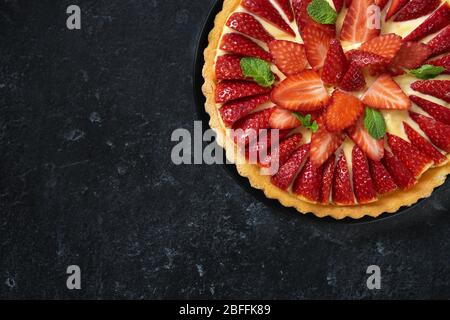 Nahaufnahme von frischem Erdbeerkuchen auf schwarzem Hintergrund Stockfoto