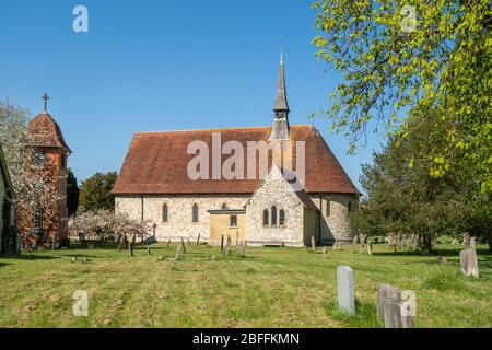 St. Paul's Church im Surrey Dorf Tongham, Großbritannien, die einzige Kirche in der Grafschaft mit einem separaten Belfrey Stockfoto