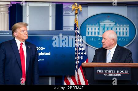 Washington, Vereinigte Staaten Von Amerika. April 2020. Präsident Donald J. Trump hört zu, wie Landwirtschaftsminister Sonny Perdue während einer Coronavirus-Update-Briefing am Freitag, 17. April 2020, im James S. Brady Press Briefing Room des Weißen Hauses seine Bemerkungen vorbringt.Menschen: Landwirtschaftsminister Sonny Perdue Credit: Storms Media Group/Alamy Live News Stockfoto